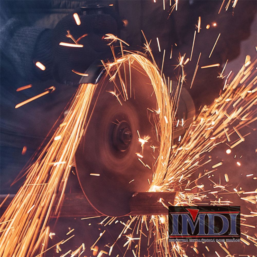 Corte de metal com faíscas na IMDI